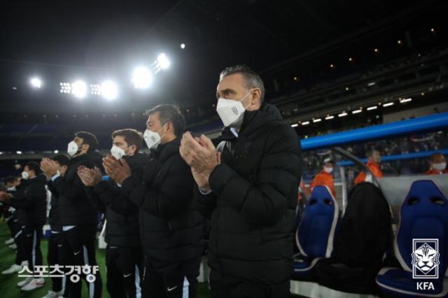 开云综合服务-韩国0比3惨败日本韩媒痛斥本托 重用朴志洙遭批判
