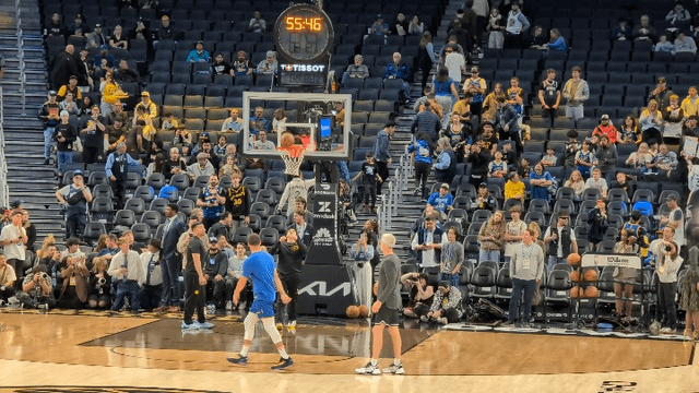 开云官方平台-勇士球迷蹲守82场，终于拍到库里热身&amp;quot;作弊码&amp;quot;